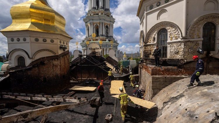 Oper&aacute;rios reparam o telhado da Catedral da Dormi&ccedil;&atilde;o do Mosteiro das Cavernas de Kiev, ap&oacute;s ter sido atingido durante os ataques russos com m&iacute;sseis e drones de ontem, em meio ao ataque da R&uacute;ssia &agrave; Ucr&acirc;nia, em Kiev, Ucr&acirc;nia, 16 de junho de 2026. REUTERS/Thomas Peter
