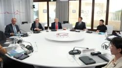 Leader mondiali riuniti al tavolo del G7 a Evian in Francia 