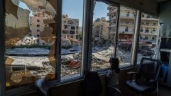 Una niña desplazada mira por la ventana destruida del hospital Jabal Amel en Tiro.