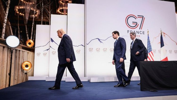 Donald Trump sul palco del G7 di Evian
