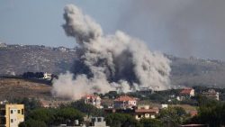 Libano meridionale, dopo un attacco israeliano una densa colonna di fumo vista da Nabatieh