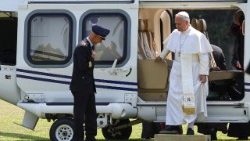 El Papa se encuentra en Pavía, adonde llegó en helicóptero, que aterrizó a las 14:39 en el campo de rugby CUS de Cravino.