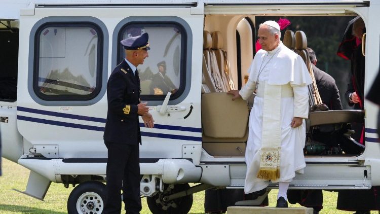 Léon XIV descend d'hélicoptère à son arrivée à Pavie, samedi 20 juin 2026.