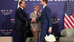 Il vice presidente americano JD Vance in Svizzera mentre stringe la mano al capo dell'esercito pachistano Munir, accanto al Primo ministro del Pakistan Sharif