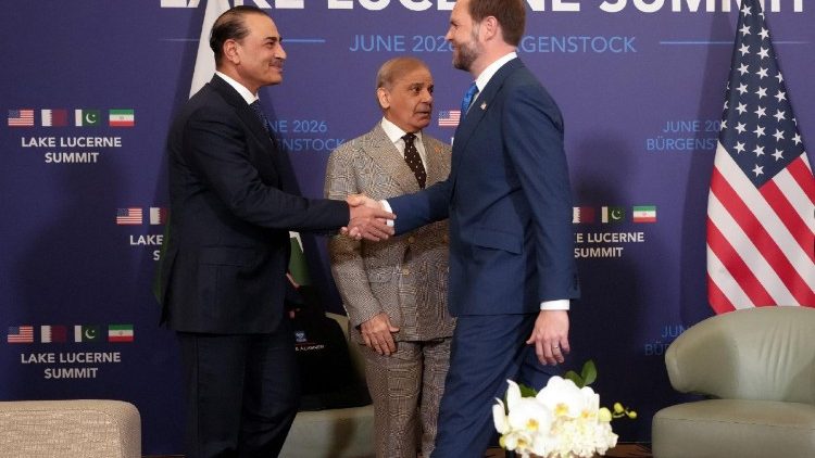 Il vice presidente americano JD Vance in Svizzera mentre stringe la mano al capo dell'esercito pachistano Munir, accanto al Primo ministro del Pakistan Sharif