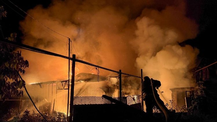 Um bombeiro trabalha no local de uma casa particular que pegou fogo ap&oacute;s um ataque de drone russo durante a madrugada, em meio ao ataque da R&uacute;ssia &agrave; Ucr&acirc;nia, em Zaporizhzhia, Ucr&acirc;nia, em 22 de junho de 2026. Foto tirada com um celular. REUTERS/Serhii Chalyi