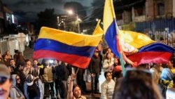 Nella notte le strade della capitale colombiana Bogota si sono riempite di sostenitori e oppositori del candidato conservatore de la Espriella
