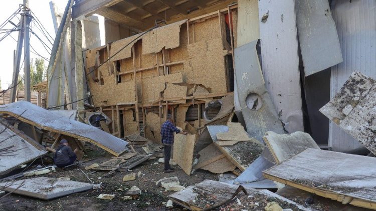 Funcion&aacute;rios removem destro&ccedil;os em um complexo de uma empresa agr&iacute;cola atingida por um ataque de m&iacute;ssil russo na noite de domingo, em meio ao ataque da R&uacute;ssia &agrave; Ucr&acirc;nia, na regi&atilde;o de Odessa, Ucr&acirc;nia, em 22 de junho de 2026. REUTERS/Nina Liashonok