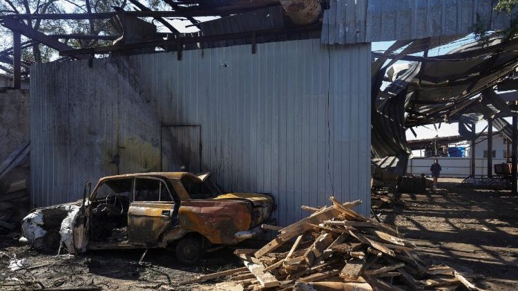 Uma mulher caminha em um complexo de uma empresa agr&iacute;cola atingida por um ataque de m&iacute;ssil russo na noite de domingo, em meio ao ataque da R&uacute;ssia &agrave; Ucr&acirc;nia, na regi&atilde;o de Odessa, Ucr&acirc;nia, em 22 de junho de 2026. REUTERS/Nina Liashonok