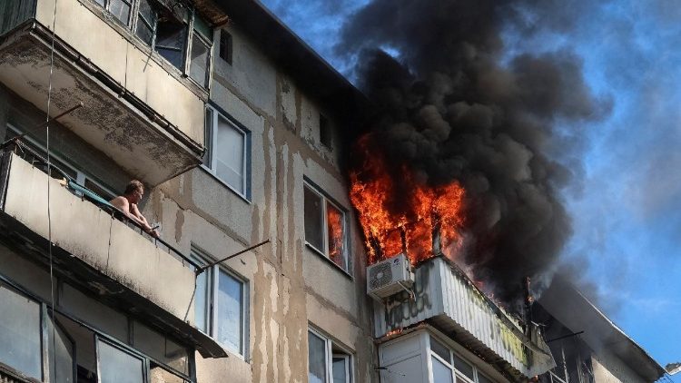 Um morador observa da sua varanda enquanto outro apartamento queima ap&oacute;s ser atingido por um drone russo, em meio ao ataque da R&uacute;ssia &agrave; Ucr&acirc;nia, na cidade fronteiri&ccedil;a de Druzhkivka, na regi&atilde;o de Donetsk, Ucr&acirc;nia, em 22 de junho de 2026. REUTERS/Anatolii Stepanov