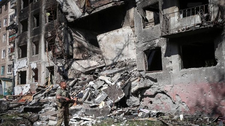 Um membro da unidade Anjo Branco da pol&iacute;cia ucraniana, respons&aacute;vel pela evacua&ccedil;&atilde;o de pessoas das cidades e vilarejos na linha de frente, verifica uma &aacute;rea em busca de moradores, em meio ao ataque da R&uacute;ssia &agrave; Ucr&acirc;nia, na cidade de Druzhkivka, regi&atilde;o de Donetsk, Ucr&acirc;nia, em 22 de junho de 2026. REUTERS/Anatolii Stepanov