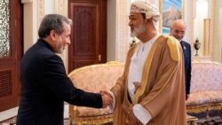 Il ministro degli Esteri iraniano Abbas Araghchi incontra il sultano dell’Oman Haitham bin Tariq