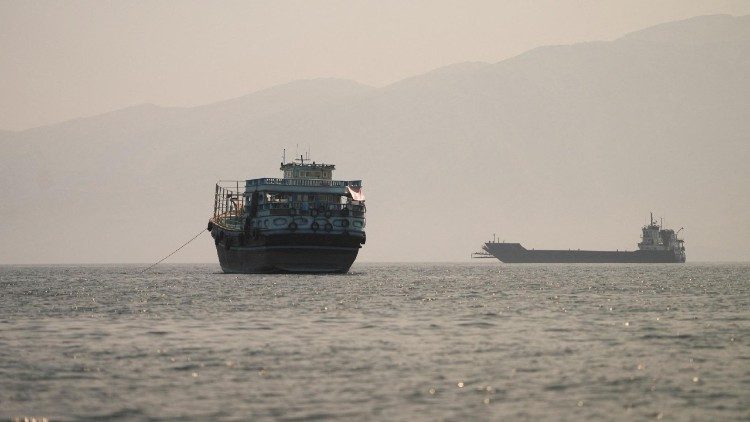 L'Iran ha riferito che oltre 40 navi hanno attraversato Hormuz da ieri