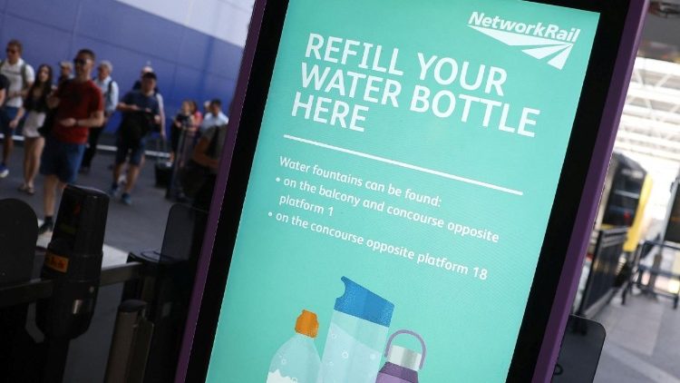 Le avvertenze alla stazione Waterloo, Londra