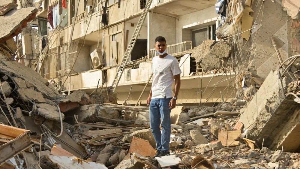 Um homem está em meio aos escombros de prédios desabados, após os terremotos em La Guaira, Venezuela, em 25 de junho de 2026. REUTERS/Maxwell Briceno