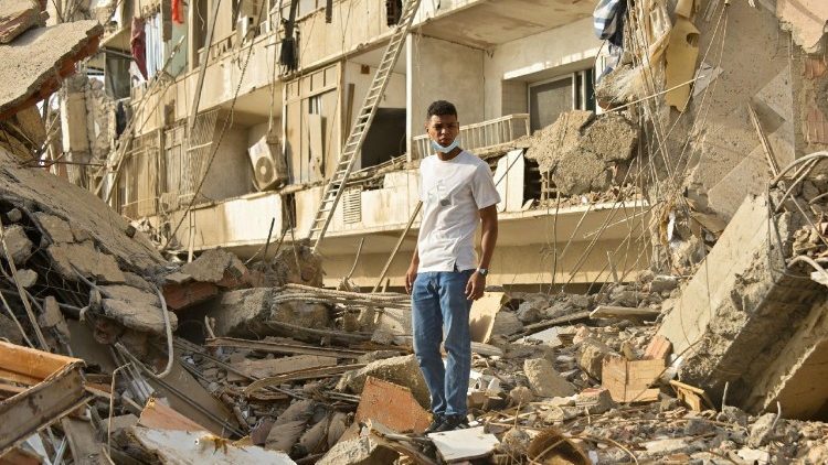 En espera de los equipos de rescate, vecinos y familiares, buscan sobrevivientes