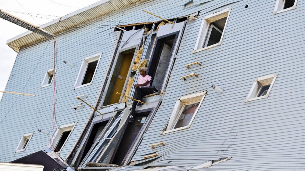 Um homem sentado nas ruínas de um edifício danificado após os terremotos em La Guaira, Venezuela, 25 de junho de 2026. REUTERS/Maxwell Briceno