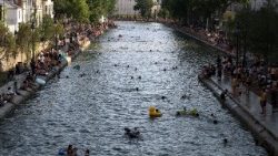 Parigi, il Canale Saint-Martin aperto alla balneazione per le alte temperature