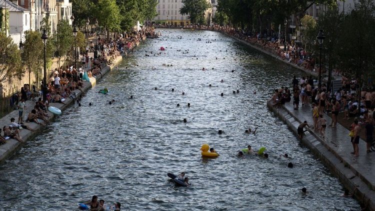 Parigi, il Canale Saint-Martin aperto alla balneazione per le alte temperature