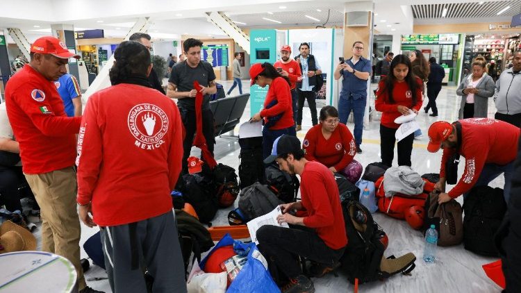 los famosos equipos de rescate mexicanos, conocidos como "Los Topos", parten hacia Venezuela
