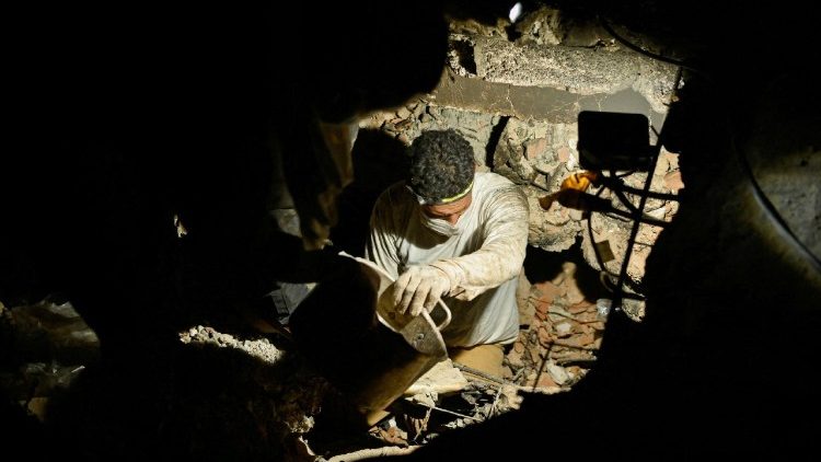 I soccorritori impegnati nelle operazioni di ricerca e salvataggio