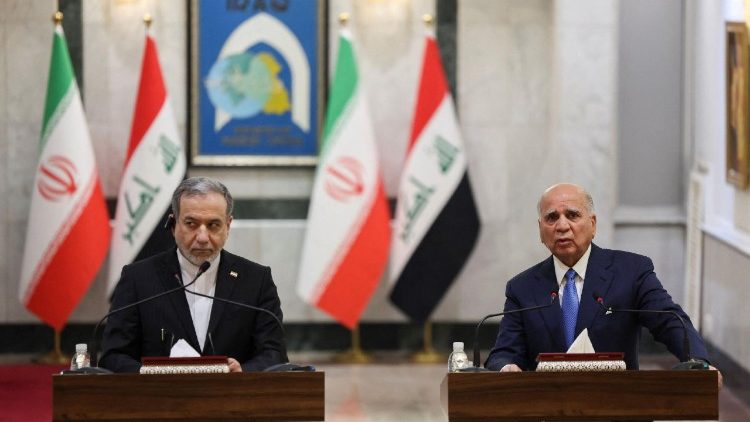 La conferenza stampa a Baghdad, a sinistra il ministro degli esteri iraniano Abbas Araghchi
