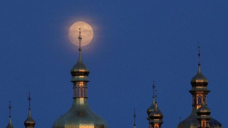 Torres da "Kyievo-Pecherska Lavra", em Kiev