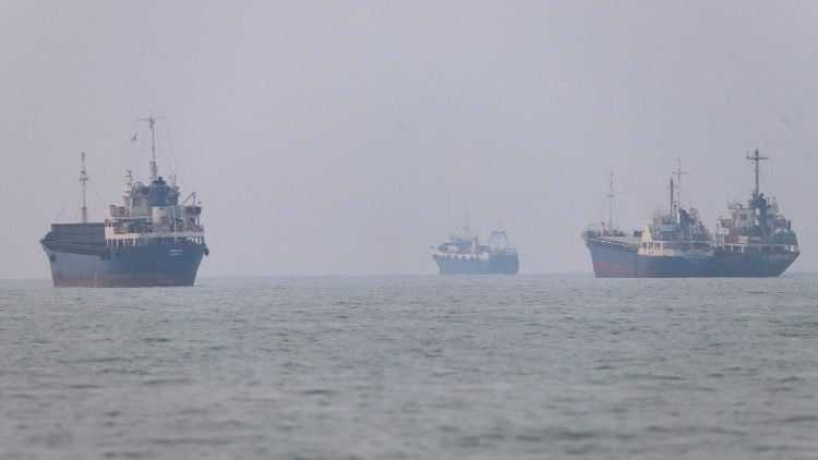 Navi nello stretto di Hormuz (Reuters)