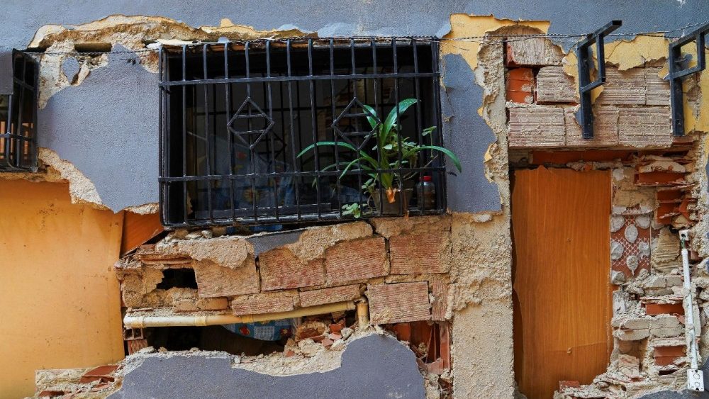 Prédio danificado em Brisas del Maiquetia uma semana após os terremotos que atingiram o país e obrigaram seus moradores a evacuarem suas casas, em La Guaira, Venezuela, 1º de julho de 2026. REUTERS/Marian Carrasquero
