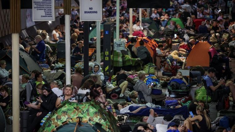 Pessoas se abrigam dentro de uma esta&ccedil;&atilde;o de metr&ocirc; durante um ataque noturno com m&iacute;sseis e drones russos, em meio ao ataque da R&uacute;ssia &agrave; Ucr&acirc;nia, em Kiev, Ucr&acirc;nia, 2 de julho de 2026. REUTERS/Alina Smutko