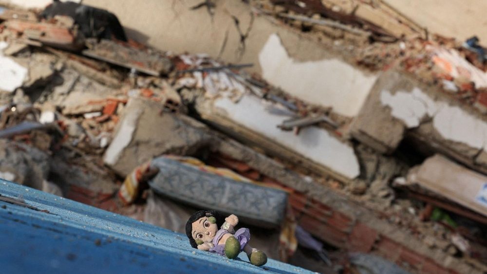 Brinquedo de criança e destroços após terremotos, em La Guaira, Venezuela, 1º de julho de 2026. REUTERS/Ricardo Arduengo