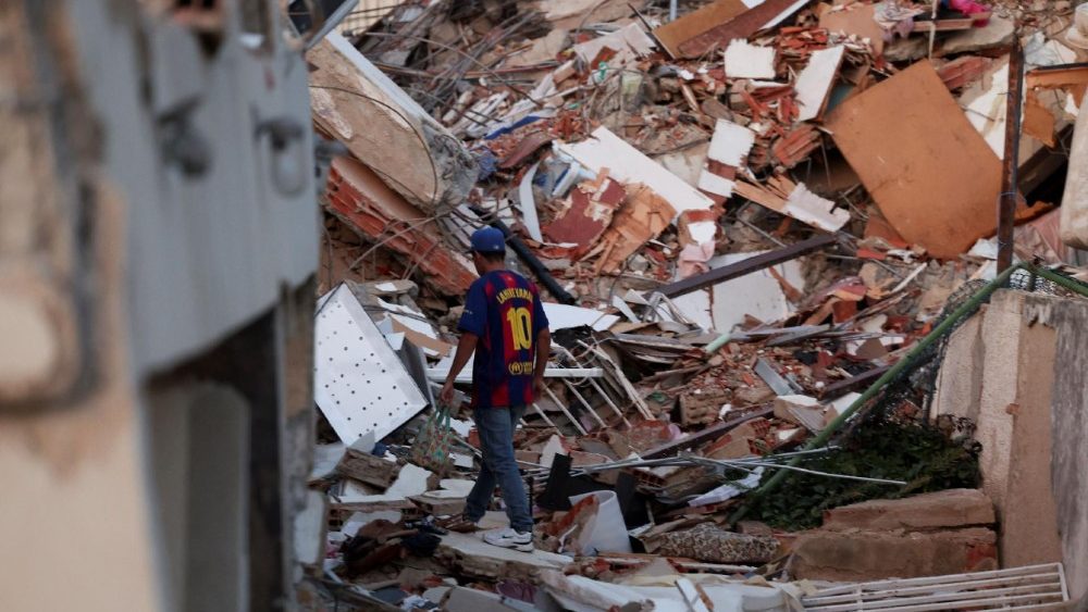 Um homem caminha entre os escombros no local de um prédio que desabou após os terremotos de 24 de junho em La Guaira, Venezuela, em 1º de julho de 2026. REUTERS/Ricardo Arduengo