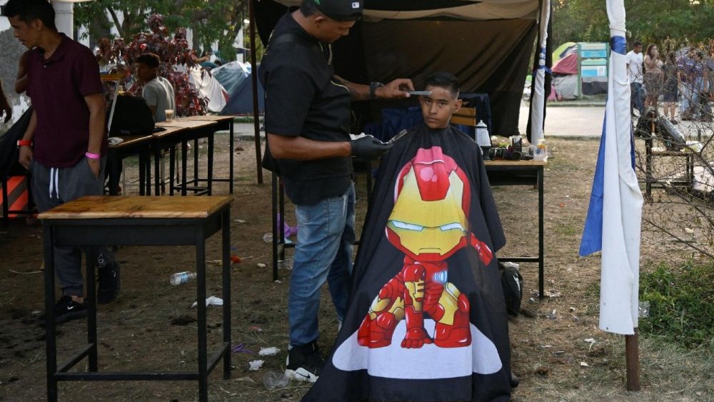 Um menino corta o cabelo enquanto pessoas deslocadas pelos terremotos que atingiram o país em 24 de junho vivem em tendas em um parque em Caracas, Venezuela, em 1º de julho de 2026. REUTERS/Maxwell Briceno