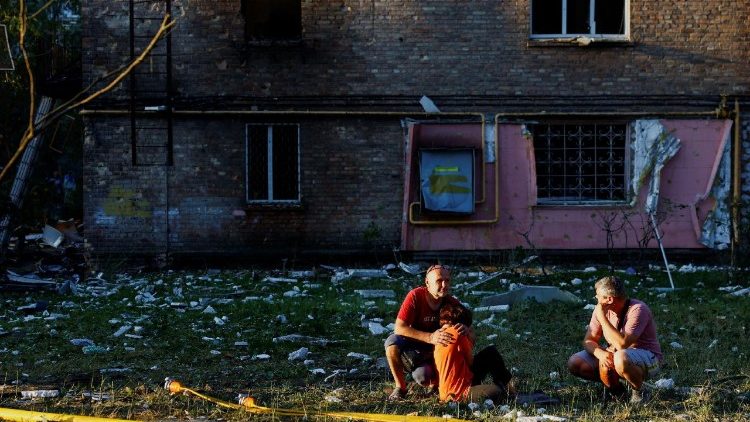 Moradores reagem perto do local de um pr&eacute;dio de apartamentos danificado durante ataques noturnos com m&iacute;sseis e drones russos, em meio ao ataque da R&uacute;ssia &agrave; Ucr&acirc;nia, em Kiev, Ucr&acirc;nia, 2 de julho de 2026. REUTERS/Valentyn Ogirenko