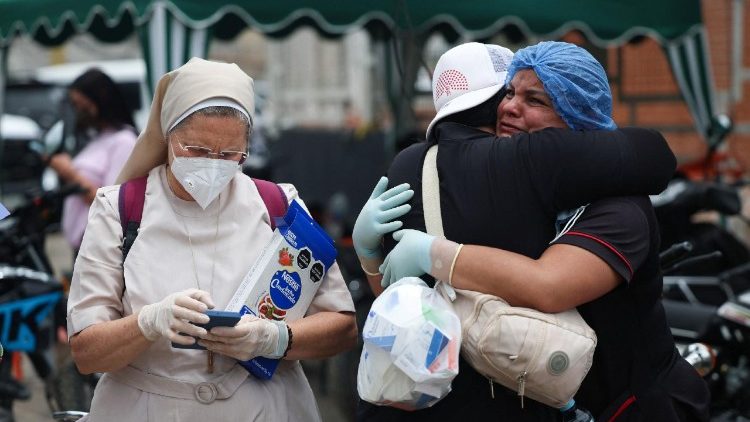 Una religiosa prestando servicios de asistencia en la zona del terremoto  