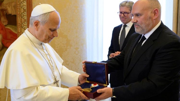 Izročitev medalje svobode svetemu očetu