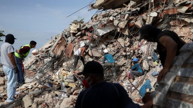 Soccorritori tra le macerie di un edificio a La Guaira (REUTERS/Pablo Sanhueza)