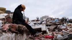 Hilyerin Subero, de 28 anos, reage após encontrar as chaves de seu marido, Jeison Nieto, após os terremotos devastadores de 24 de junho, em La Guaira, Venezuela, em 6 de julho de 2026. REUTERS/Gaby Oraa