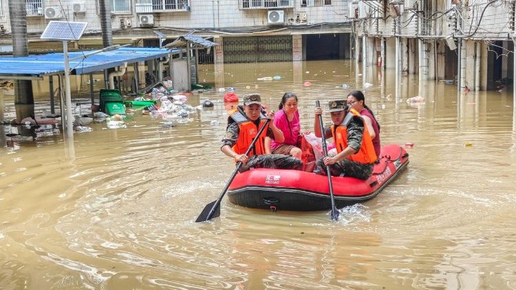 Personat e zhvendosur evakuojnë shtëpitë e tyre në Nanning, Provinca Guangxi