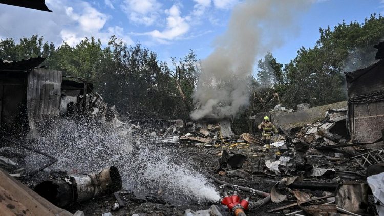 Equipes de resgate trabalham no local de um ataque a&eacute;reo russo, em meio &agrave; ofensiva da R&uacute;ssia contra a Ucr&acirc;nia, em Zapor&iacute;jia, Ucr&acirc;nia, em 8 de julho de 2026. REUTERS/Stringer