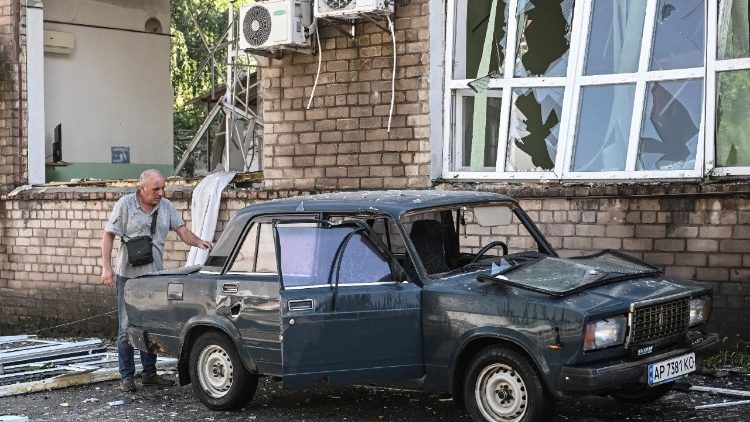 Um morador ferido inspeciona um carro destru&iacute;do no local de um ataque a&eacute;reo russo, em meio ao ataque da R&uacute;ssia &agrave; Ucr&acirc;nia, em Zaporizhzhia, Ucr&acirc;nia, em 10 de julho de 2026. REUTERS/Stringer