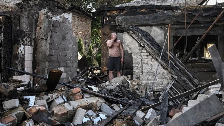Um morador reage no local de um ataque a&eacute;reo russo, em meio ao ataque da R&uacute;ssia &agrave; Ucr&acirc;nia, em Zaporizhzhia, Ucr&acirc;nia, em 10 de julho de 2026. REUTERS/Stringer