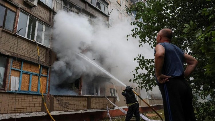 Um socorrista trabalha no local de um ataque a&eacute;reo russo, em meio ao ataque da R&uacute;ssia &agrave; Ucr&acirc;nia, em Kramatorsk, Ucr&acirc;nia, 10 de julho de 2026. REUTERS/Anatolii Stepanov