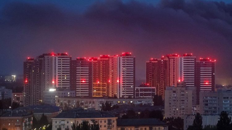 Fuma&ccedil;a sobe na cidade durante um ataque de m&iacute;ssil russo, em meio ao ataque da R&uacute;ssia &agrave; Ucr&acirc;nia, em Kiev, Ucr&acirc;nia, 11 de julho de 2026. REUTERS/Gleb Garanich
