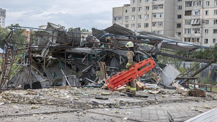 Um socorrista trabalha no local de um ataque a&eacute;reo russo, em meio &agrave; ofensiva da R&uacute;ssia contra a Ucr&acirc;nia, em Sumy, Ucr&acirc;nia, nesta foto divulgada em 11 de julho de 2026. Servi&ccedil;o de imprensa do Servi&ccedil;o Estatal de Emerg&ecirc;ncia da Ucr&acirc;nia na regi&atilde;o de Sumy/Divulga&ccedil;&atilde;o via REUTERS.