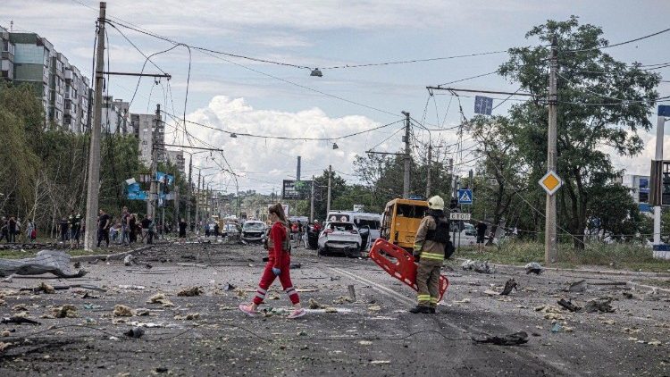 Um socorrista e um profissional m&eacute;dico caminham no local de um ataque a&eacute;reo russo, em meio &agrave; ofensiva da R&uacute;ssia contra a Ucr&acirc;nia, em Sumy, Ucr&acirc;nia, nesta foto divulgada em 11 de julho de 2026. Servi&ccedil;o de imprensa do Servi&ccedil;o Estatal de Emerg&ecirc;ncia da Ucr&acirc;nia na regi&atilde;o de Sumy/Divulga&ccedil;&atilde;o via REUTERS