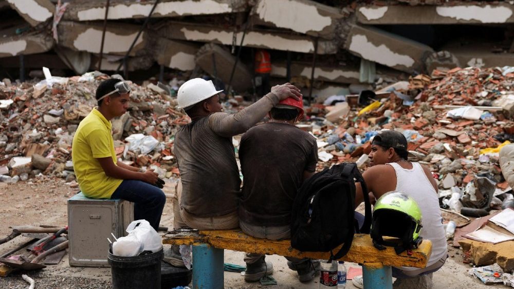 Membros da família Davila se consolam após passarem o dia cavando um túnel em busca de seus entes queridos em meio aos escombros, na sequência dos terremotos de 24 de junho, em Tanaguarena, La Guaira, Venezuela, em 12 de julho de 2026. REUTERS/Gaby Oraa