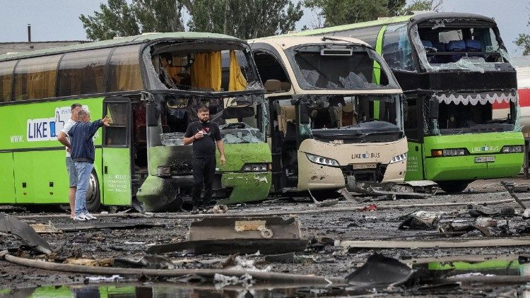 Pessoas observam um estacionamento de &ocirc;nibus atingido por um ataque de drone russo, em meio ao ataque da R&uacute;ssia &agrave; Ucr&acirc;nia, em Odessa, Ucr&acirc;nia, em 13 de julho de 2026. REUTERS/Nina Liashonok