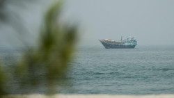 Foto Satu kapal di Selat Hormuz, seperti terlihat dari Musandam