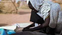 Una donna sudanese sfollata nell'area di El-Fasher